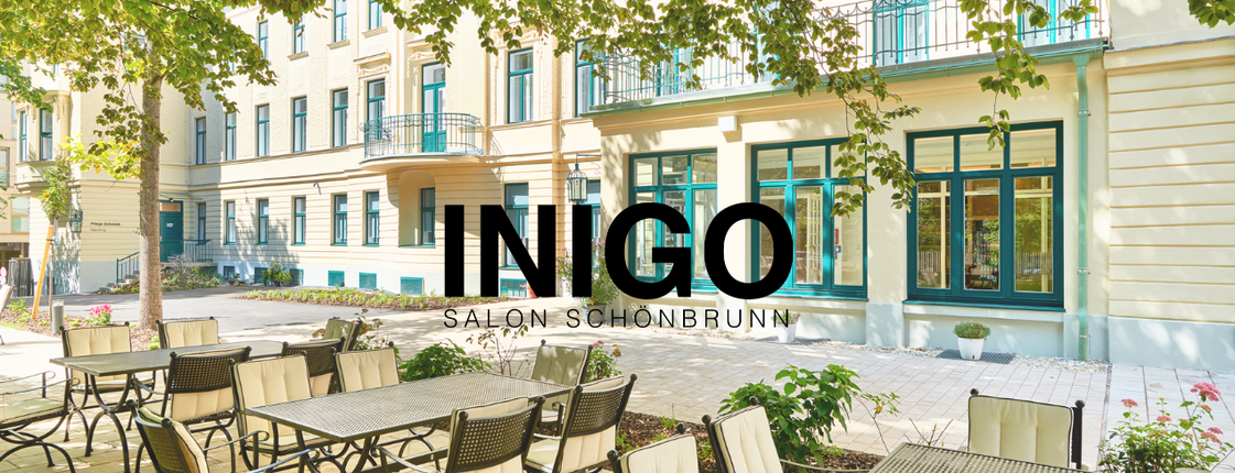 Garten des Inigo Cafés mit Logo Inigo Salon Schönbrunn